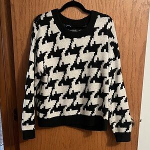 Black & White Houndstooth Crewneck Sweater - Classic Knit